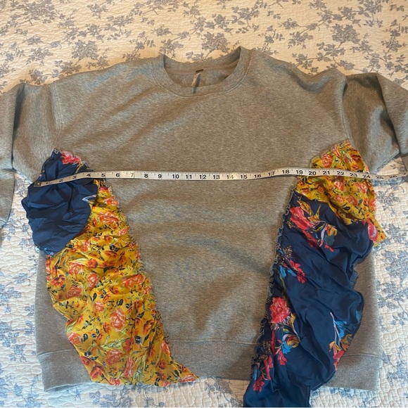 Free People She’s Just So Cute Oversized Floral Ruffle Sweatshirt Size Small - Picture 7 of 11